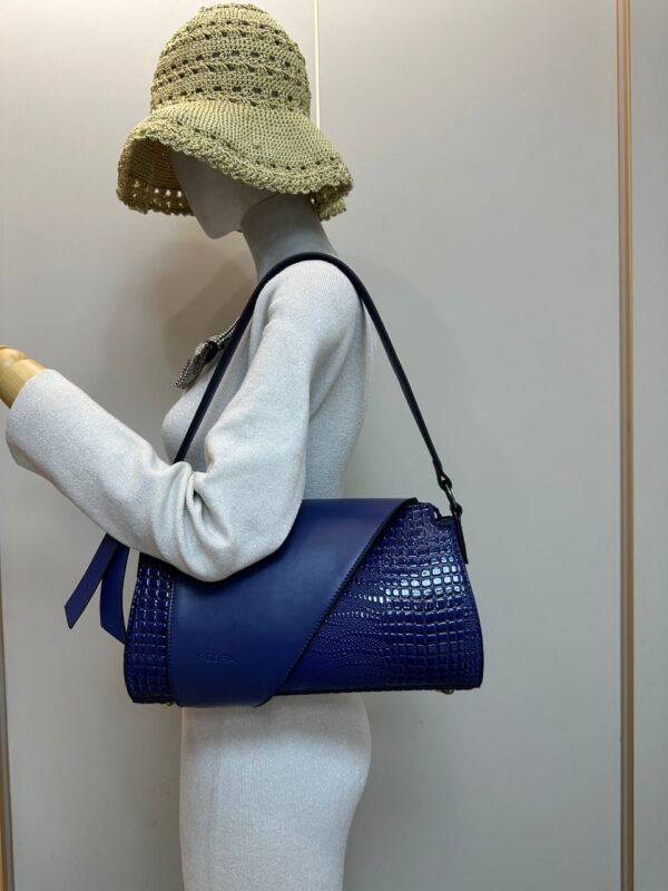 Discover the Elegance of the Pedra Handbag