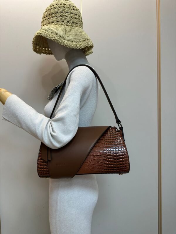 Discover the Elegance of the Pedra Handbag - Image 6