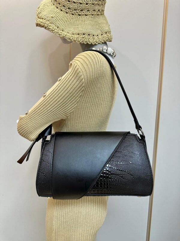 Discover the Elegance of the Pedra Handbag - Image 10
