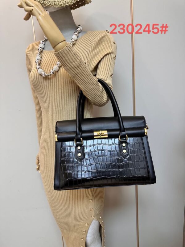 Introducing the Chris Kalla Handbag: Elegance Meets Functionality - Image 4